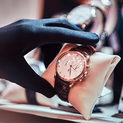 Fachmännische Begutachtung einer Luxusuhr mit Handschuhen für den sicheren Ankauf in Stuttgart bei AS-Zeitsprung